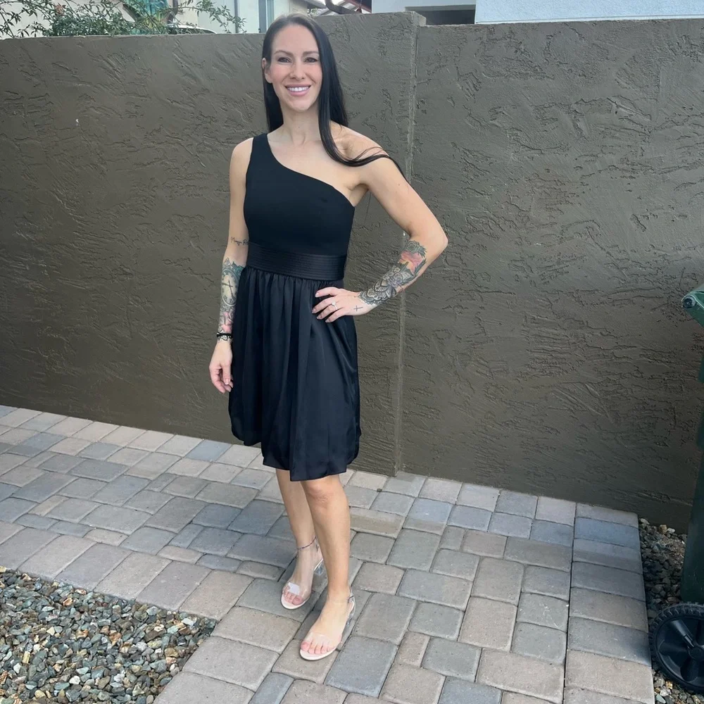 Vera Wang black short bridesmaid dress size 4 one shoulder David’s Bridal - Picture 3 of 12